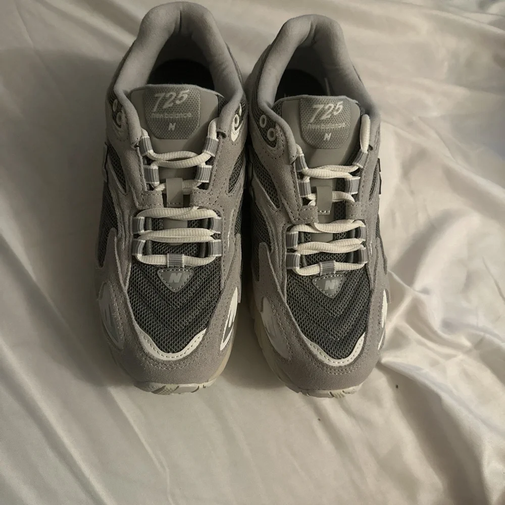 New Balance - Picture 1 of 4